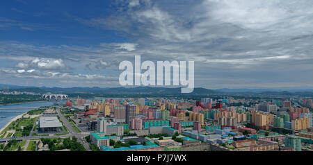 Anzeigen von Pyongyang, die Rungrado Mai Tag Stadion und die Taedong, von der Oberseite des Juche Tower, Pyongyang, Nordkorea genommen Stockfoto