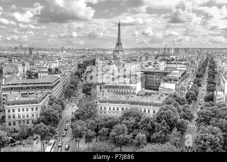 Triumphbogen Panorama in Schwarz und Weiß. Bäume Straßen wie die Avenue Marceau, d'Iena und Kleber in Paris, Frankreich, Europa. Fernsicht auf Tour Eiffel Tower in Paris bewölkt Skyline. Stockfoto