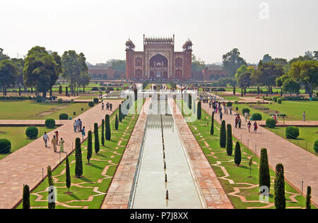 AGRA, Indien - Oktober 18, 2008: Blick auf den Eingang zum Taj Mahal in Agra, Indien. Es wurde im Jahr 1632 von der Moghul-kaiser beauftragt Stockfoto