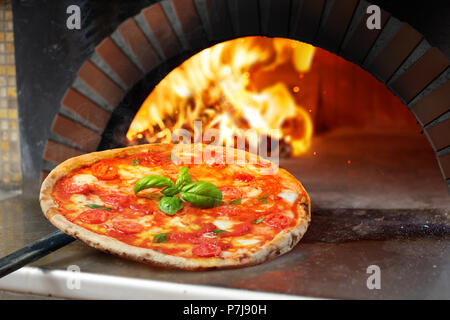 Hot Margherita Pizza im Ofen gebacken Stockfoto