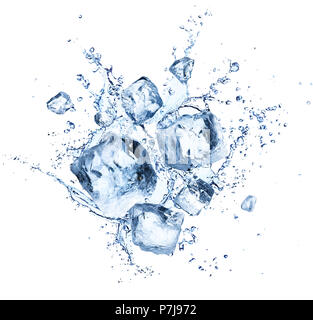 Eiswürfel Spritzer - kühle erfrischende Kristalle mit Wassertropfen Stockfoto