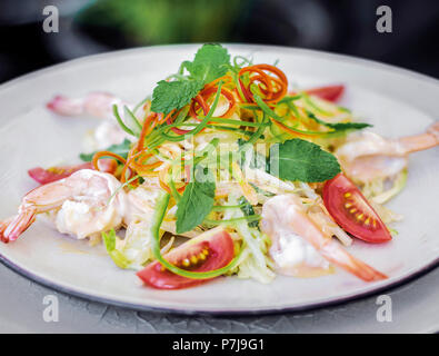 Frische Garnelen und grüne Mango Asiatischer Salat in Phu Quoc Vietnam Stockfoto