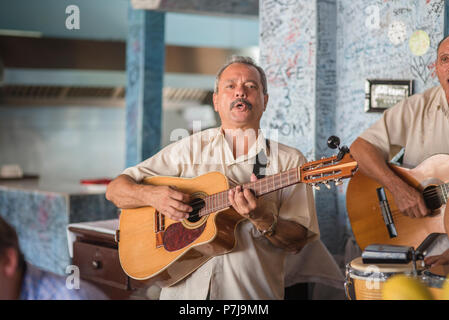 Eine Band spielt Musik in der La Bodeguita del Medio, einem beliebten Restaurant und Bar in der Altstadt von Havanna. Es ist vor allem die regelmäßige war Ernest Hemingway Stockfoto