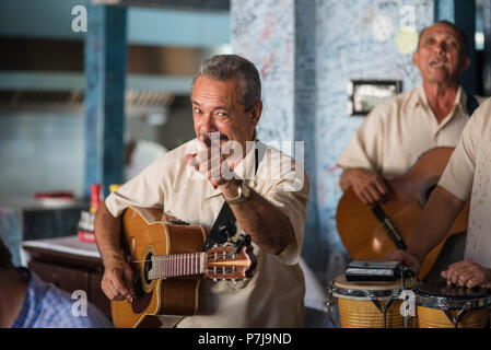 Eine Band spielt Musik in der La Bodeguita del Medio, einem beliebten Restaurant und Bar in der Altstadt von Havanna. Es ist vor allem die regelmäßige war Ernest Hemingway Stockfoto