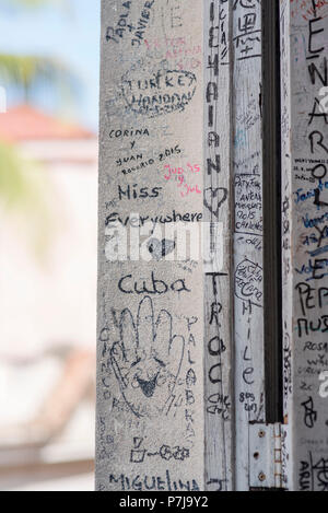 Touristen schreiben Sie ihren Namen auf jeder Oberfläche in der La Bodeguita del Medio in Havanna, Kuba. Stockfoto