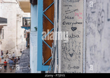 Touristen schreiben Sie ihren Namen auf jeder Oberfläche in der La Bodeguita del Medio in Havanna, Kuba. Stockfoto