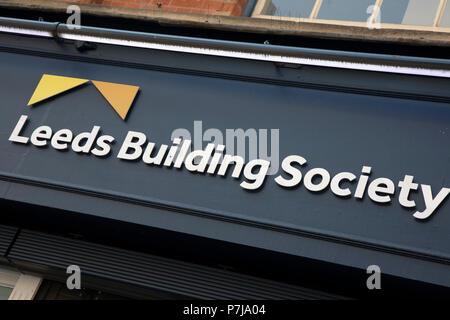 Zeichen für die Marke und die Grossbank Leeds Bausparkasse in Birmingham, Vereinigtes Königreich. Stockfoto