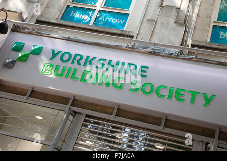 Zeichen für die Marke und die Grossbank Yorkshire Building Society in Birmingham, Vereinigtes Königreich. Stockfoto