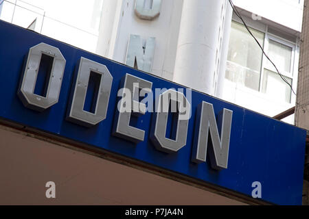 Zeichen für die Marke Kino Odeon in Birmingham, Vereinigtes Königreich. Stockfoto