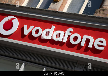 Zeichen für das Handy und Telefon service provider Marke Vodafone in Birmingham, Vereinigtes Königreich. Stockfoto