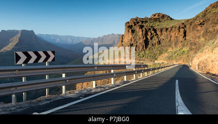 Chevron Schild auf einem Mountain Road, San Bartolome de Tirajana, Gran Canaria, Kanarische Inseln, Spanien Stockfoto