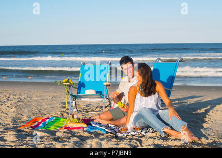 Paar am Strand sitzen mit einem Picknick, Sea Gurt, New Jersey, Vereinigte Staaten Stockfoto