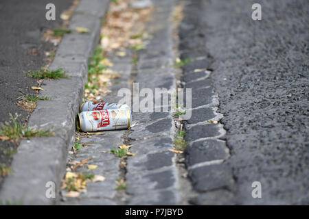 Leere größeren Dosen in den Straße Stockfoto