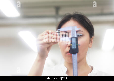 Ingenieurin mit einem Messstab Stockfoto