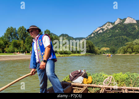 Sromowce Nizne, Polen - 8. August 2016. Typische polnische raftsman Flöße Touristen auf dem Fluss Dunajec. Das Rafting ist sehr beliebte Touristenattraktion i Stockfoto