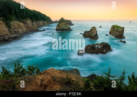 Küstenlandschaft bei Sonnenaufgang, Samuel H Boardman State Park, Brookings, Oregon, USA Stockfoto