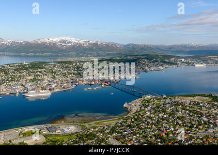 Tromsø gesehen vom Fjellstua (421 m). Fløya, Tromsø, Troms, Norwegen. Stockfoto