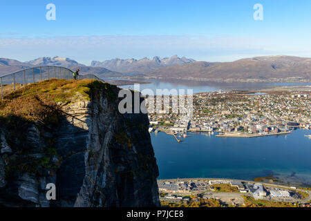 Tromsø und die umliegende Landschaft gesehen gleich außerhalb des Fjellstua (421 m). Fløya, Tromsø, Troms, Norwegen. Stockfoto