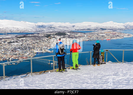 Die Menschen genießen den Blick von Tromsø von oben gesehen. Bereich außerhalb des Fjellstua (421 m). Winter. Fløya, Tromsø, Troms, Norwegen. Stockfoto
