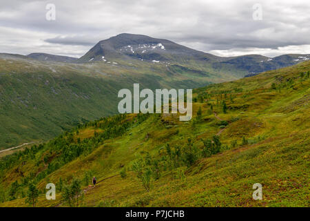 Tromsdalstinden (Berg, 1238 m) aus dem gerade unter der Fjellstua (421 m) zu sehen. Fløya, Tromsø, Troms, Norwegen. Stockfoto