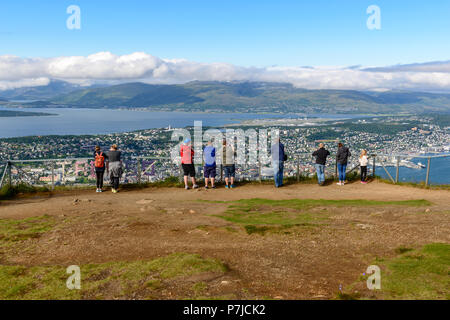 Die Menschen genießen den Blick von Tromsø von oben gesehen. Bereich außerhalb des Fjellstua (421 m). Fløya, Tromsø, Troms, Norwegen. Stockfoto