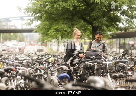 Paar binden ein Koffer auf dem Fahrrad Stockfoto