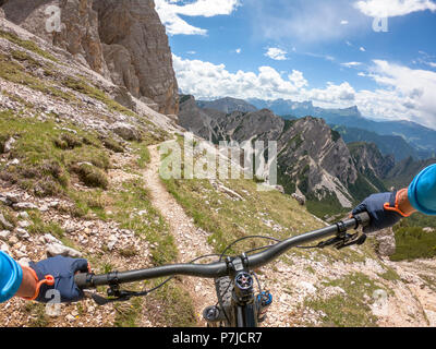 Man Mountainbiken, Fanes-Sennes-Prags Nationalpark, Dolomiten, Südtirol, Trentino, Italien Stockfoto