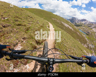 Man Mountainbiken, Fanes-Sennes-Prags Nationalpark, Dolomiten, Südtirol, Trentino, Italien Stockfoto