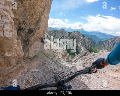 Man Mountainbiken, Fanes-Sennes-Prags Nationalpark, Dolomiten, Südtirol, Trentino, Italien Stockfoto