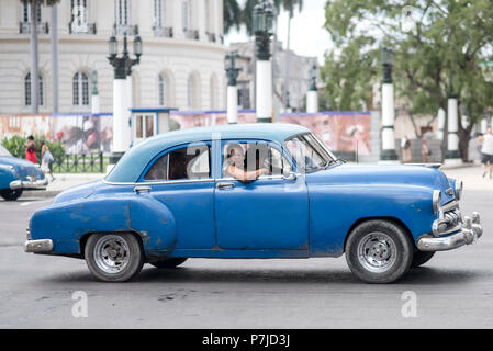 Ein schönes, amerikanisches Oldtimer, das an einer roten Ampel in Havanna, Kuba, sitzt. Stockfoto