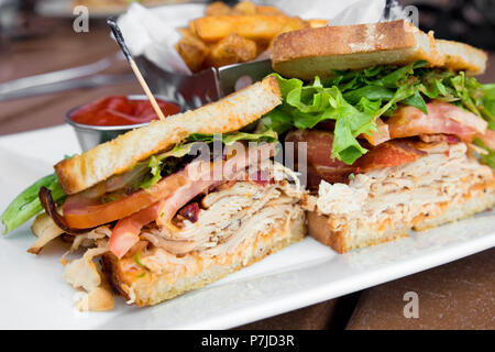 Köstliche Türkei Club Sandwich auf Toast mit Speck, Salat und Tomate. Stockfoto