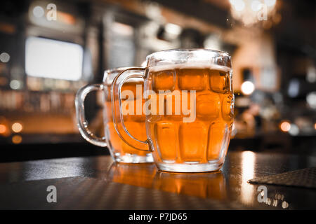 Zwei Glas Becher kalten Bar in einem typisch irischen Pub Einstellung Stockfoto
