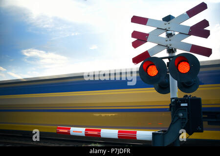 Zug Bahnübergang mit hoher Geschwindigkeit, Zug Stockfoto