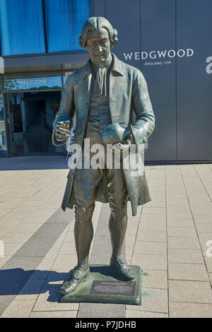 Skulptur von Josiah Wedgwood an der Welt des Wedgwood Besucherzentrum Barlaston Stoke on Trent Staffordshire England Großbritannien Stockfoto