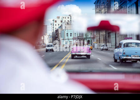 Amerikanische Touristen genießen Sie eine Rundreise von Havanna durch eine Cuban-Armenian Führer in seiner klassischen 1950er Chevrolet Cabrio. Stockfoto