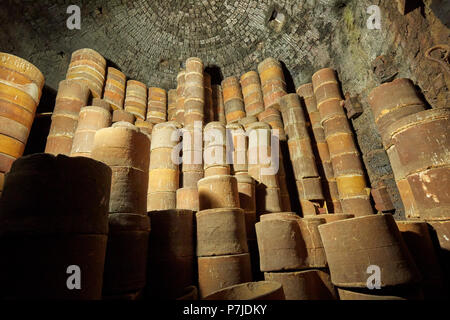 Saggars innerhalb einer Flasche Brennofen an Gladstone Keramik Museum Longton Stoke on Trent Staffordshire England Großbritannien Stockfoto