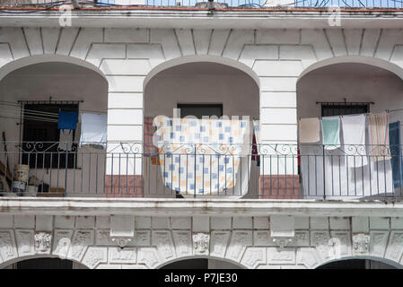 Wäscherei hängt zum Trocknen auf Balkonschienen in der Innenstadt von Havanna, Kuba. Stockfoto