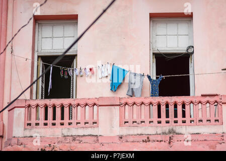 Wäsche aufhängen an einer Wäscheleine in Havanna, Kuba. Stockfoto
