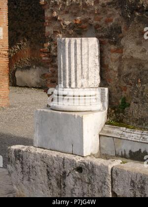 RESTOS DE UNA COLUMNA. Lage: aussen, ITALIA. Stockfoto