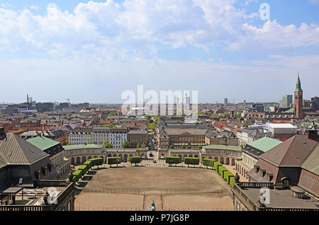 Kopenhagen, Dänemark - 17 Mai 2018 - Panorama von Kopenhagen vom Turm von Schloss Christiansborg, Haus des dänischen Parlaments: im Zentrum Stockfoto