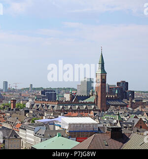 Kopenhagen, Dänemark - 17 Mai 2018 - Panorama von Kopenhagen vom Turm von Schloss Christiansborg, Haus des dänischen Parlaments: im Zentrum Stockfoto