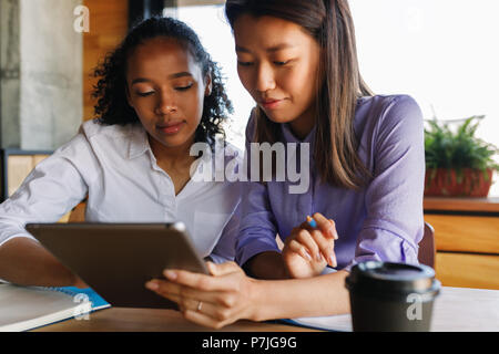 Business Frauen in Diskussion Kaffeepause im Innenbereich Stockfoto