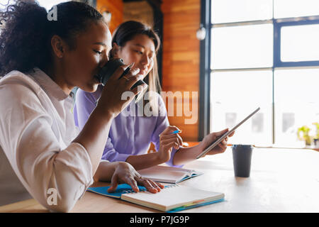 Junge Unternehmer diskutieren Neues Projekt im Cafe Stockfoto