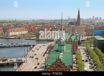 Kopenhagen, Dänemark - 17 Mai 2018 - Panorama von Kopenhagen vom Turm von Schloss Christiansborg, Haus des dänischen Parlaments: im Zentrum Stockfoto