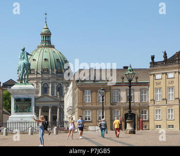 Kopenhagen, Dänemark - Mai 16, 2018 Detail der Amalienborg Palast, Residenz der dänischen Königin, mit der Kirche des Frederik (der Kirche) Stockfoto