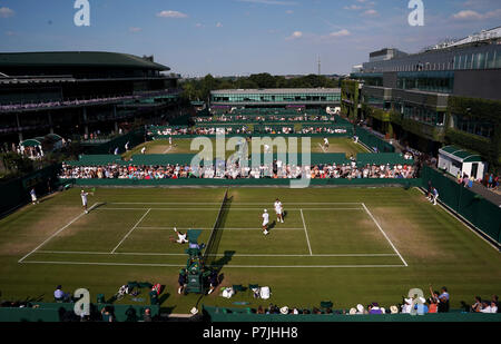 Marcelo Arevalo und Hans Podlipnik-Castillo (von links) feiern ihren verdoppelt über Jay Clarke und Cameron Norrie an Tag 5 der Wimbledon Championships in der All England Lawn Tennis und Croquet Club, Wimbledon gewinnen. Stockfoto