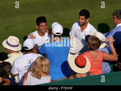 Marcelo Arevalo und Hans Podlipnik-Castillo feiern ihr Doppel gegen Jay Clarke und Cameron Norrie an Tag 5 der Wimbledon Championships in der All England Lawn Tennis und Croquet Club, Wimbledon gewinnen. PRESS ASSOCIATION Foto. Bild Datum: Freitag Juli 6, 2018. Siehe PA Geschichte TENNIS Wimbledon. Photo Credit: John Walton/PA-Kabel. Einschränkungen: Nur für den redaktionellen Gebrauch bestimmt. Keine kommerzielle Nutzung ohne vorherige schriftliche Zustimmung der AELTC. Standbild nur verwenden - keine bewegten Bilder zu emulieren. Keine Überlagerung oder Entfernung von Sponsor/ad Logos. +44 (0) 1158 447447 Weitere informieren. Stockfoto