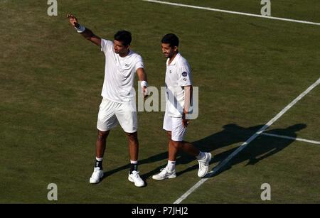 Marcelo Arevalo und Hans Podlipnik-Castillo feiern ihren Doppelsieg gegen Jay Clarke und Cameron Norrie am fünften Tag der Wimbledon Championships beim All England Lawn Tennis and Croquet Club in Wimbledon. DRÜCKEN SIE VERBANDSFOTO. Bilddatum: Freitag, 6. Juli 2018. Siehe PA Geschichte TENNIS Wimbledon. Das Foto sollte lauten: John Walton/PA Wire. EINSCHRÄNKUNGEN: Keine kommerzielle Nutzung ohne vorherige schriftliche Zustimmung des AELTC. Nur für Standbilder – keine bewegten Bilder, die Broadcast emulieren können. Keine Überlagerung oder Entfernung von Sponsoren-/Werbelogos. Stockfoto