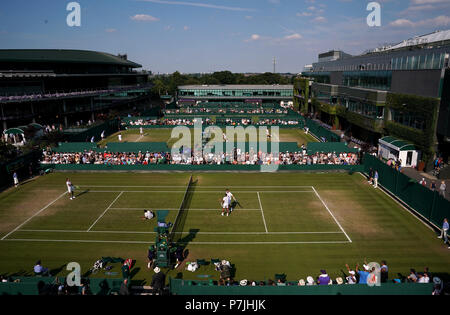 Marcelo Arevalo und Hans Podlipnik-Castillo (von links) feiern ihren verdoppelt über Jay Clarke und Cameron Norrie an Tag 5 der Wimbledon Championships in der All England Lawn Tennis und Croquet Club, Wimbledon gewinnen. Stockfoto