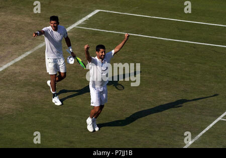 Marcelo Arevalo und Hans Podlipnik-Castillo feiern ihr Doppel gegen Jay Clarke und Cameron Norrie an Tag 5 der Wimbledon Championships in der All England Lawn Tennis und Croquet Club, Wimbledon gewinnen. Stockfoto